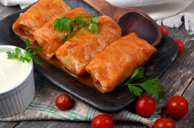 Lahana ruloları kıyma ve pirinçle doldurulmuş. Et, pirinç ve baharatlı ev yapımı lezzetli lahana yaprakları.