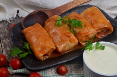 Lahana ruloları kıyma ve pirinçle doldurulmuş. Et, pirinç ve baharatlı ev yapımı lezzetli lahana yaprakları.