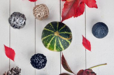 kabak, renkli çarşaf ve dizayn ögeleri beyaz arkaplanda