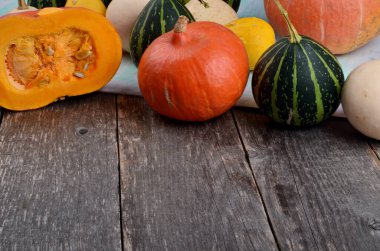 Ahşap bir arka planda bir grup renkli balkabağı. Sonbahar hasadının resmi