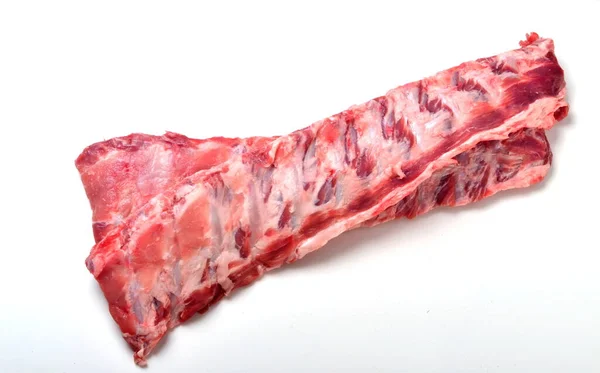 Två Råa Fläskrevben Med Grön Rosmarin Isolerad Vitt Obearbetat Kött — Stockfoto