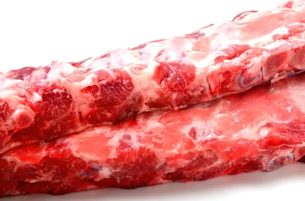 Duas Costelas Porco Cru Com Alecrim Verde Isolado Branco Carne — Fotografia de Stock