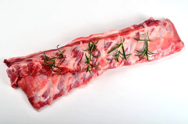 Duas Costelas Porco Cru Com Alecrim Verde Isolado Branco Carne — Fotografia de Stock