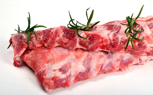 Dos Costillas Cerdo Crudo Con Romero Verde Aislado Blanco Carne — Foto de Stock