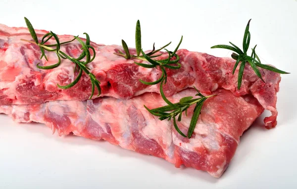 Dos Costillas Cerdo Crudo Con Romero Verde Aislado Blanco Carne — Foto de Stock