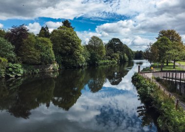 Liffey Nehri Dublin 'den geçiyor. Çok güzel mavi gökyüzü ile yansıtan sular.