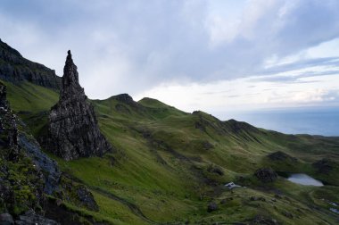 Skye Adası 'ndaki Storr' un Yaşlı Adamı 'ndan Gökkuşağı. İskoçya 'daki Skye Adası' ndaki Quairing Dağları 'nda yürüyüş