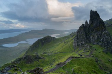 Skye Adası 'ndaki Storr' un Yaşlı Adamı 'ndan Gökkuşağı. İskoçya 'daki Skye Adası' ndaki Quairing Dağları 'nda yürüyüş