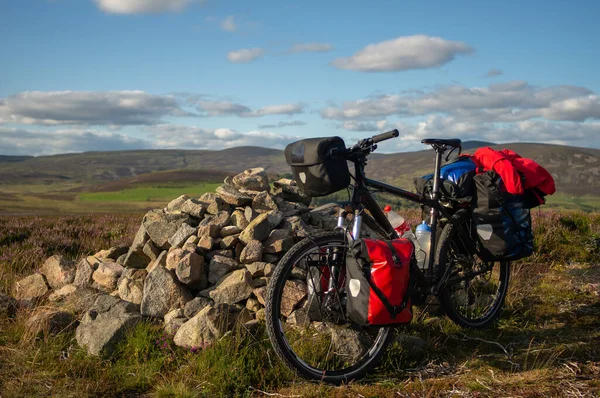 Подорожує Велосипеді Горах Повністю Споряджені Сумками Велосипедним Спорядженням Шотландія Стокова Картинка