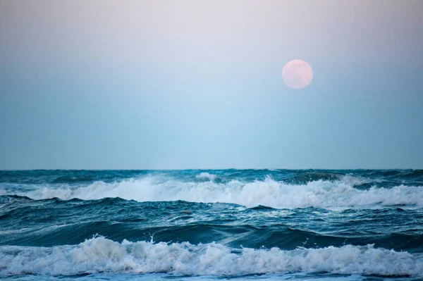 Дике Море Повним Місяцем Фоні Зосередьтеся Великій Хвилі — стокове фото