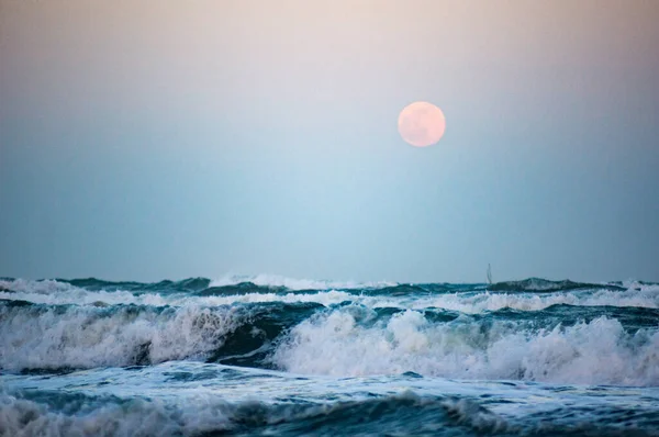 Vilda Havet Med Fullmåne Bakgrunden Fokus Stora Vågen — Stockfoto