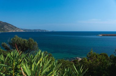 Mavi gökyüzünün altında kristal berrak Akdeniz. Marina di Teulada