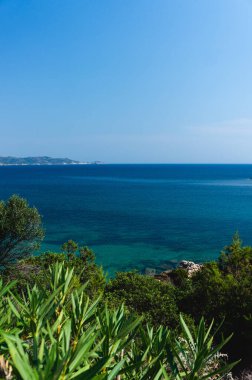 Mavi gökyüzünün altında kristal berrak Akdeniz. Marina di Teulada
