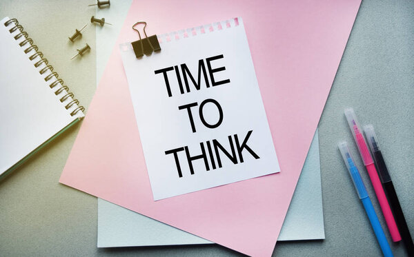 Одинокий образ. Надпись на листе для заметок. Содержание надписи имеет значение для делового содержания и маркетинга.