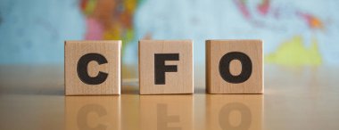 Politik bir haritanın arka planında, izole ahşap küplerdeki yazıt..