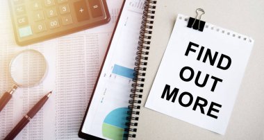 Hesap makinesi ve kalem. İş yerindeki ofis ekipmanları. Belgeler, mali belgeler ve iş ekonomisi, hesap makinesi, belgeler, masaüstü.