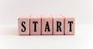 Beyaz arkaplanda tahta küpte kelime oluşturma kavramını uygula - başla