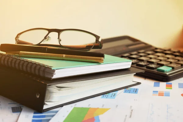 Rekenmachine Potlood Kantooruitrusting Werkplek Conceptueel Beeld Van Kantoorwerk Financieel Papierwerk — Stockfoto