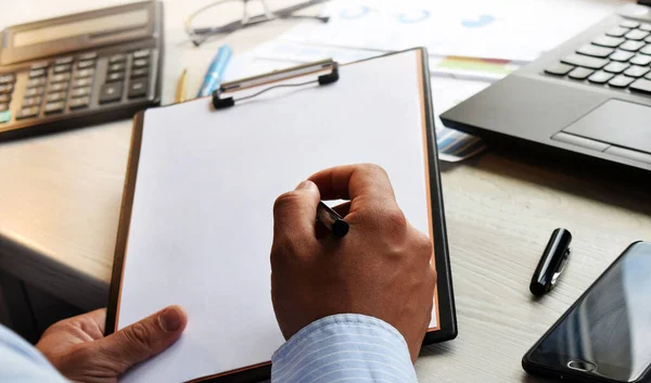 Financieel Zakelijk Concept Zakenman Werkt Met Laptop Documenten Mobiele Technologieën — Stockfoto