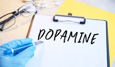 Lateks eldivenli doktor beyaz antete tıbbi yazılar yazıyor: sağlık hizmeti kavramı