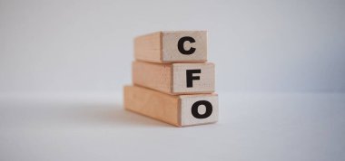 Beyaz arkaplanda roi yazılı tahta küpler.