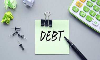 Bir not kağıdına harf yazmak. Mektup içeriğinin iş içeriği ve finans üzerinde etkileri vardır.