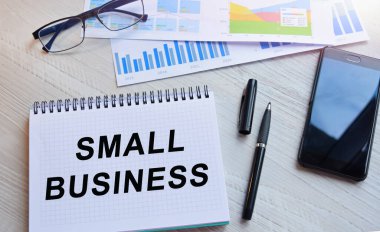 Kırtasiyeli ahşap masa, üst manzara. İş belgeleri bir ofis masasında. .