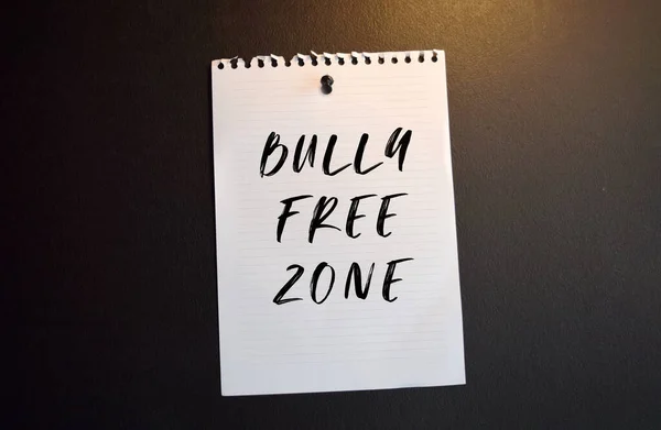 Χαρτί Σημείωμα Bully Free Zone Γραμμένο Μαύρο Πίνακα Σχιστόλιθου — Φωτογραφία Αρχείου