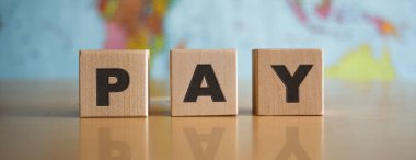 Politik bir haritanın arka planında, izole edilmiş ahşap küplere yazılan ödeme..