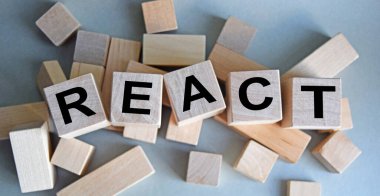 Tahta küplere yazılmış yazı hafif bir arkaplanda izole edilmiş, iş ve finans kavramı.