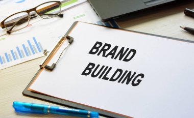 Masaüstünde teçhizatla birlikte beyaz boş bir masada duran iş konularıyla ilgili yazı. İş konsepti.