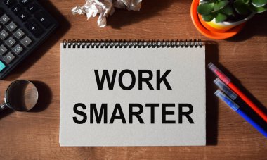 Ofis malzemelerinin arka planına karşı bir deftere yazılan yazıt. Masaüstünün üst görüntüsü. İş konsepti.