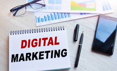 Kırtasiyeli ahşap masa, üst manzara. İş belgeleri bir ofis masasında. .