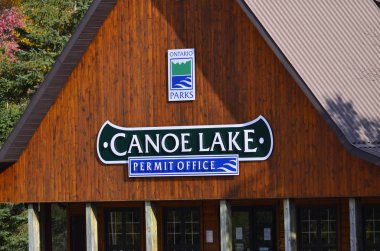 Ontario, Kanada, 9 Ekim 2018: Sonbaharda Kano Gölü 'ndeki Algonquin Park Ruhsat Ofisi.