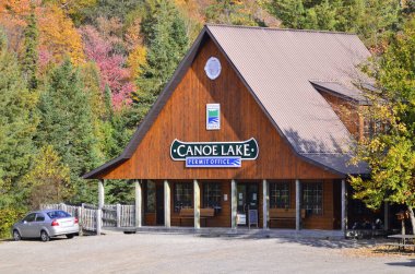 Ontario, Kanada, 9 Ekim 2018: Sonbaharda Kano Gölü 'ndeki Algonquin Park Ruhsat Ofisi.
