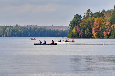 Ontario, Kanada, 9 Ekim 2018: İnsanlar Algonquin Park 'taki Kano Gölü' nde kano yapıyorlar.