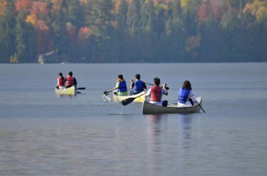 Ontario, Kanada, 9 Ekim 2018: İnsanlar Algonquin Park 'taki Kano Gölü' nde kano yapıyorlar.