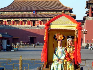 Pekin, Çin, 15 Ocak 2005: Yasak Şehir 'de Qing Hanedanlığı kıyafetleri giyen genç kızlar