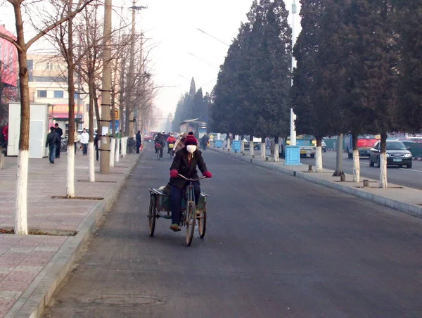 Tangshan China Januar 2005 Unbekannte Radeln Morgendlichen Smog Tangshan Provinz — Stockfoto