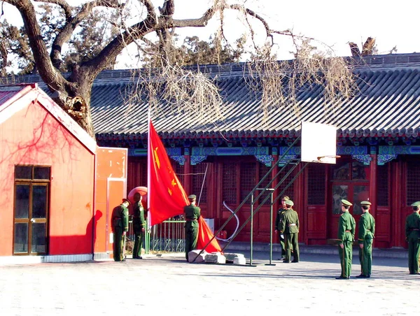 Pequim China Janeiro 2015 Soldados Regimentados Levantam Bandeira Chinesa Dentro — Fotografia de Stock