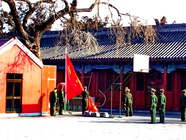 Peking Kína 2015 Január Ezredes Katonák Emelik Fel Kínai Zászlót — Stock Fotó