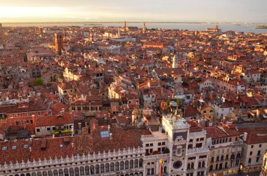 Gün batımında Venedik Havası