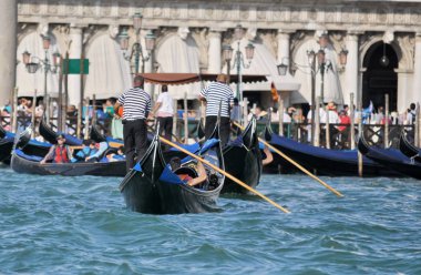 Venedik, İtalya, 21 Eylül 2015: Venedik, İtalya 'da insanlar gondola biniyor.