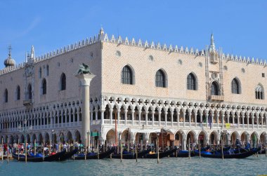 Venedik, İtalya, 21 Eylül 2015: Venedik, İtalya 'da insanlar gondola biniyor.