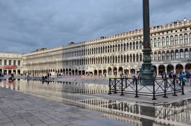 Venedik, İtalya - 23 Eylül 2015: Venedik, İtalya 'daki Piazza San Marco' da seller boyunca yürüyen turistler