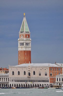 Venedik, İtalya - 24 Eylül 2015: St Mark 's Campanile çan kulesi Venedik, İtalya' daki St. Mark Bazilikası yakınlarında