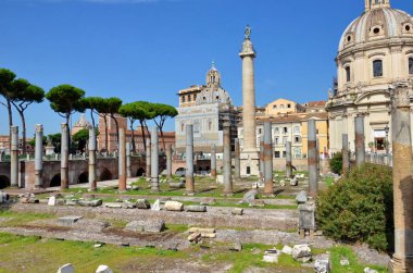 Trajan'ın sütun ve Basilica Ulpia ve kilise Santa Maria di Loreto, Roma