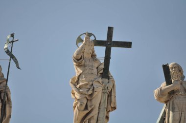 Vatikan, Vatikan, İtalya, 12 Eylül 2015: Aziz Peter Bazilikası 'nın ön cephesine Michelangelo tarafından oyulmuş heykeller.