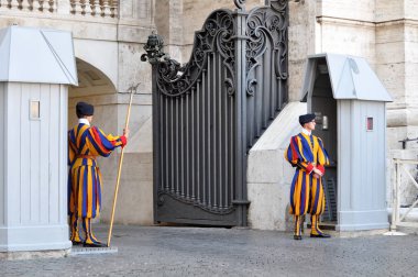 Vatikan Şehri, Roma, İtalya, 12 Eylül 2015: İsviçreli muhafızlar Vatikan Devlet Şehri 'ndeki Aziz Peter Bazilikası' nın kapısını koruyorlar. Giydikleri üniforma aslında Michelangelo tarafından tasarlanmış..
