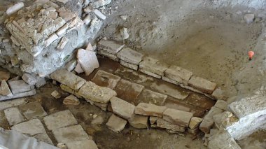 San Basilio, Po River Delta, İtalya, 21 Eylül 2015: Centro Turistico Culturale San Basilio 'daki Geç Roma antik mezarlığı, mezarlar ve dini binalar.